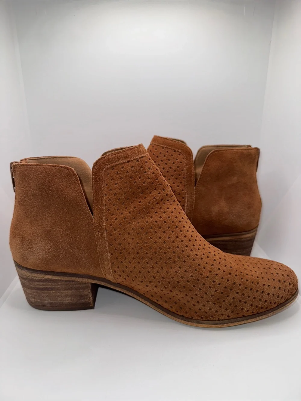 Susina Kyle-Lea Perforated Suede Ankle Bootie Boots Women’s 10 Tan